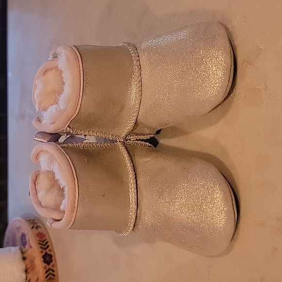 Ugg Cozy Pink and Cream Baby Booties Shoes Size 4 5 Sheepskin - Picture 3 of 7